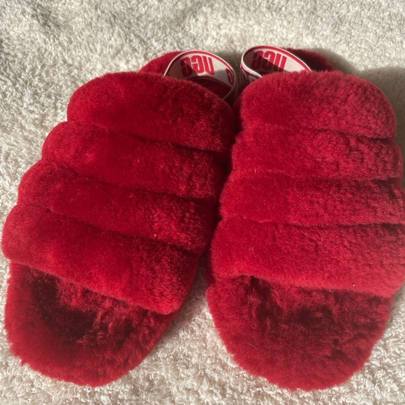 ❤️❣️ Ugg Red slides “Fluff Yeah” style Uggs❣️❤️ - Picture 1 of 11